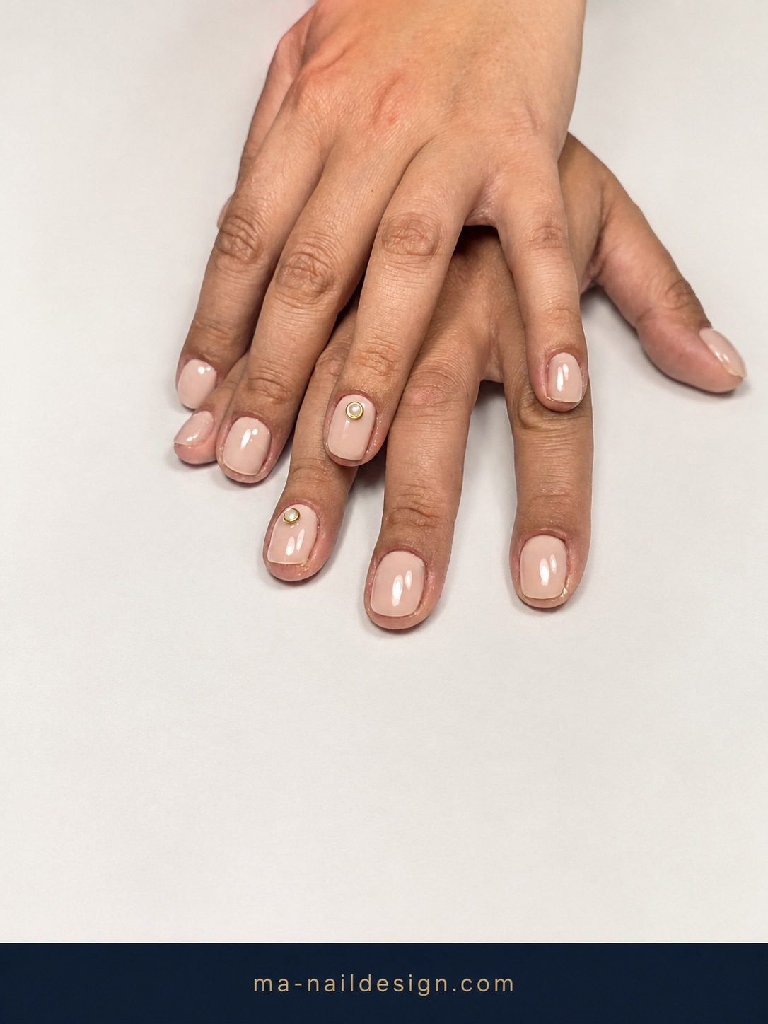 Nude Perle Dorée — nail art gel natural Rezé Nantes M&A Nail Design